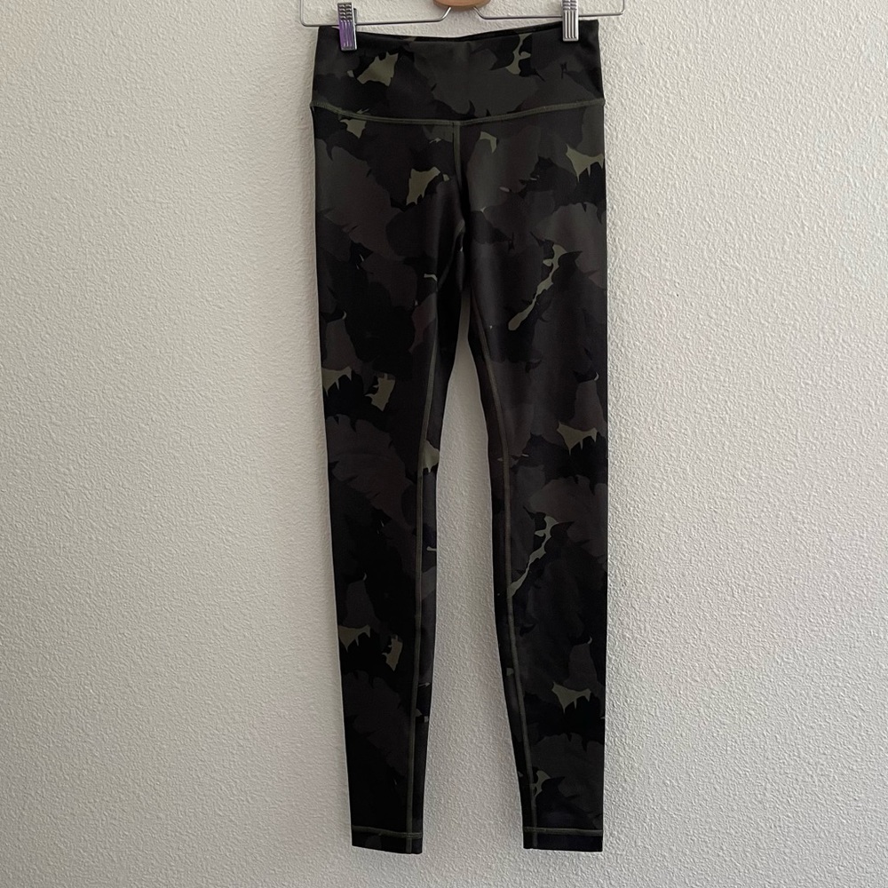Lululemon Green Camo 31” long inseam Legging Sz 4 Wunder Under camouflage